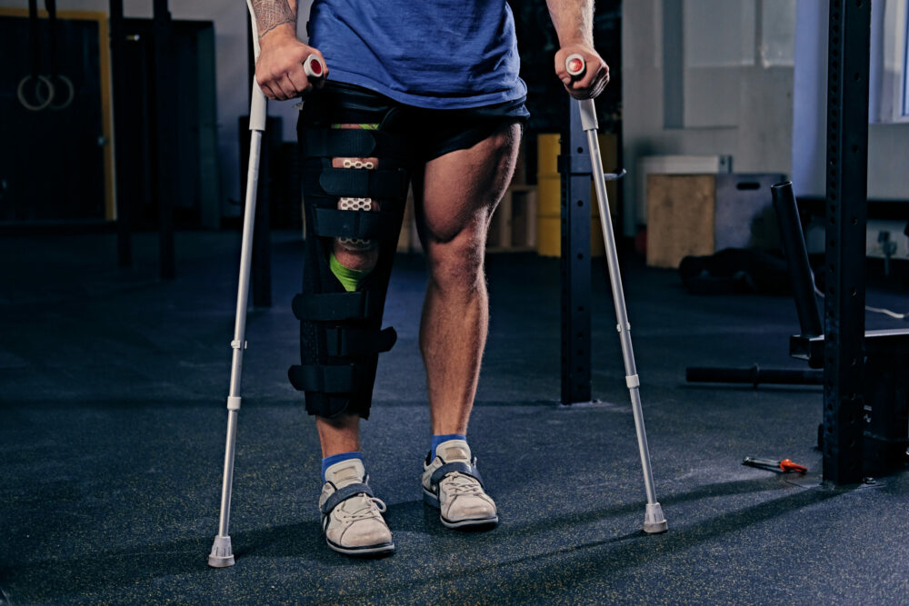 injured-bodybuilder-s-leg-bandage-with-crutches-scaled-e1689045297878.jpeg